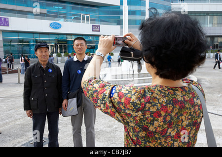 vom chinesischen Festland Touristen fotografieren im golden Bauhinia square Insel Hongkong, Sonderverwaltungsregion Hongkong, china Stockfoto