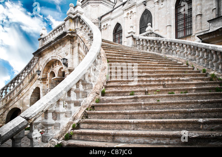 Schöne alte große Treppe der Kirche mit blauen bewölkten Himmel im Hintergrund (Bykovo, Russland) Stockfoto