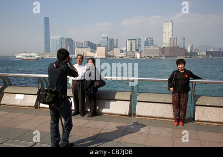 vom chinesischen Festland Touristen immer Fotos vor Victoria Hafen der Insel Hongkong, Sonderverwaltungsregion Hongkong, China Stockfoto