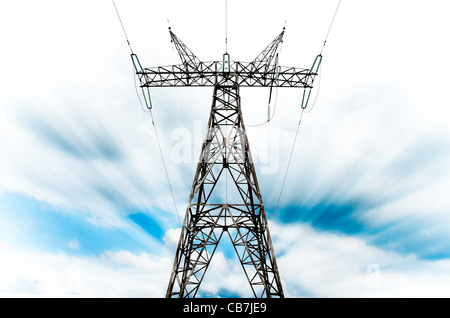 macht Raster Pylon gegen blauen Wolkenhimmel mit sichtbaren Motion blur Stockfoto