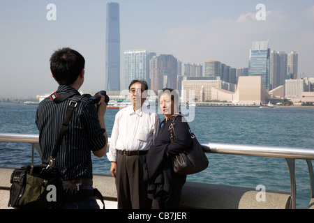 vom chinesischen Festland Touristen immer Fotos vor Victoria Hafen der Insel Hongkong, Sonderverwaltungsregion Hongkong, China Stockfoto