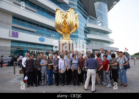 vom chinesischen Festland touristische Reisegruppe in golden Bauhinia Square Insel Hongkong, Sonderverwaltungsregion Hongkong, china Stockfoto