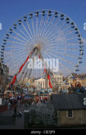 Das große Rad (Grand Saint Hubert) int er Marktplatz in Lille, Frankreich, Teil des jährlichen Weihnachtsmarkt Stockfoto