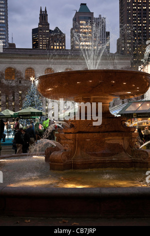 Brunnen und Urlaub Weihnachtsmarkt im Bryant Park, New York Stockfoto