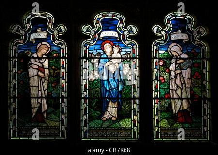 Kirchenfenster von St. Agnes, St. Mary und St Dorothy von Stephen Coyne, Morris & Co, 1924, Klöster, Gloucester Cathedral, Stockfoto
