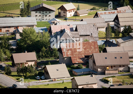 Blechdächer der Häuser in dem französischen Dorf Brunissard in Hautes-Alpes, Provence-Alpes-Côte d ' Azur, Frankreich. Stockfoto