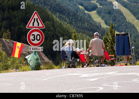 Die Zuschauer warten auf die Ankunft von Le Tour De France auf Stufe 18 aufsteigender Col d'Lzoard, Hautes-Alpes, Frankreich. Stockfoto