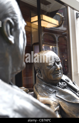 Verbündete, 1985 Skulptur von Lawrence Holofcener Darstellung Winston Churchill und Franklin Roosevelt, new Bond street London Stockfoto