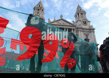 Besetzen Sie London Demonstrant vor St. Pauls, City of London, UK. Protest in Auftrag, 99 % Arm, gegen 1 % reichen Stockfoto