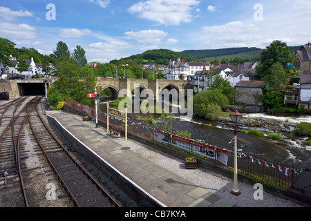 Llangollen Station und Stein Brücke über den Fluss Dee, Llangollen, Denbighshire, Wales, Cymru, UK, Vereinigtes Königreich, GB, Stockfoto