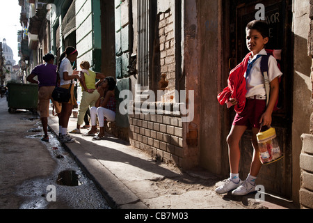 Eine primäre Student zurück von der Schule, Sonnenschein, Havanna (La Habana), Kuba Stockfoto