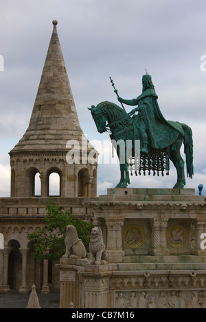 Fischers Bastion und Statue von St. Stephan, Schlossberg, Budapest, Ungarn Stockfoto