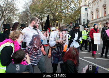 David Cameron und Nick Clegg Maske tragen Demonstranten während des öffentlichen Sektors Streik Tag Proteste in London Stockfoto