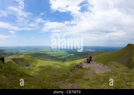 Wanderer auf Pen-y-Fan in der Frühlingssonne, Brecon Beacons National Park, Powys, Wales, Cymru, Großbritannien, Deutschland, GB, Stockfoto