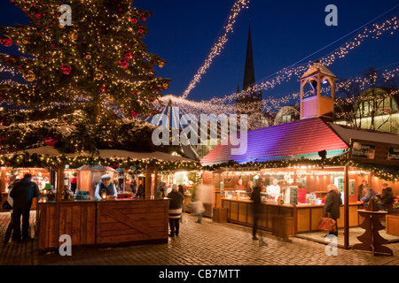 Beleuchteten Buden und Stände auf Weihnachtsmarkt in der Hansestadt Stadt Lübeck, Deutschland Stockfoto