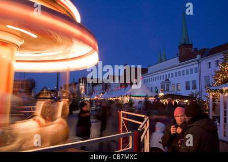 Karussell auf Weihnachtsmarkt in der Hansestadt Lübeck, Obertrave, Deutschland Stockfoto