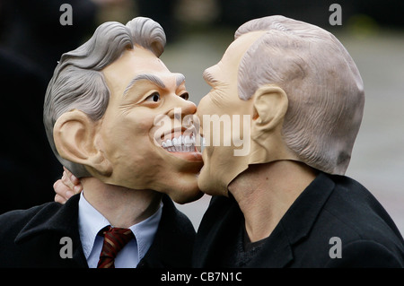 Maskierte Demonstranten in Tony Blair und George Bush Gummimasken während einer Anti-Krieg-Demo in London. Bild von James Boardman. Stockfoto