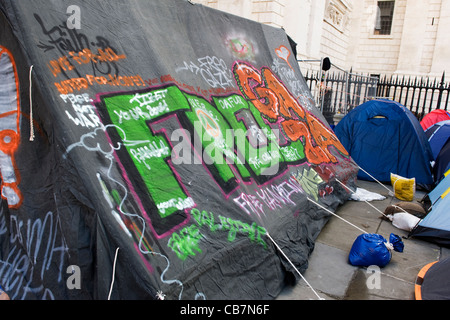 Die St Paul's Kathedrale Zeltstadt encampment besetzen London gegen kapitalistische Demonstranten Demonstranten, Aktivisten Free Gaza Frieden, nicht Krieg zelt Graffiti Stockfoto