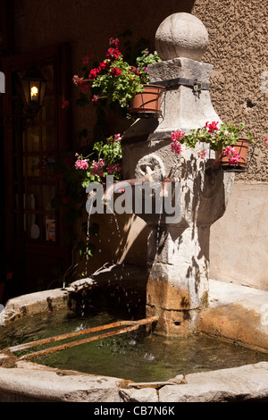 Wasser-Brunnen an einem sonnigen Tag in Saint-Andre-Les-Alpes, St.-André-Les-Alpes - Region Provence-Alpes-Côte d ' Azur, Frankreich Stockfoto