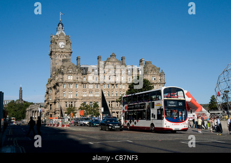 Das Balmoral Hotel, früher bekannt als The North British Hotel dient als Hintergrund für den Verkehr in Princes Street, Edinburgh. Stockfoto