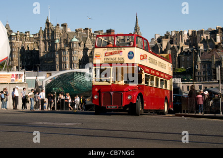 Ein ehemalige Londoner Routemaster Bus wird von Mac-Touren rund um Edinburgh verwendet. Die Skyline von Edinburgh Altstadt hinter ist. Stockfoto