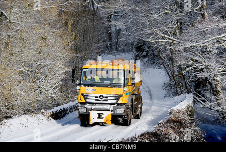 Ein gelber Schneepflug Grütze Straßen in Nord-Devon, wie Schnee das Land bedeckt Stockfoto