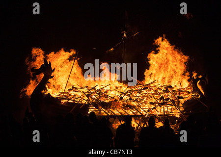 Die Verbrennung einer Viking Galeere auf dem Up Helly Aa-Festival in Lerwick auf den Shetland-Inseln. Stockfoto