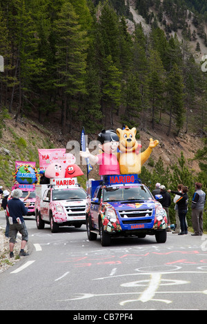 Haribo-Fahrzeug im Wohnwagen auf Stufe 18 aufsteigender Col d'Lzoard, Le Tour De France 2011 Stockfoto