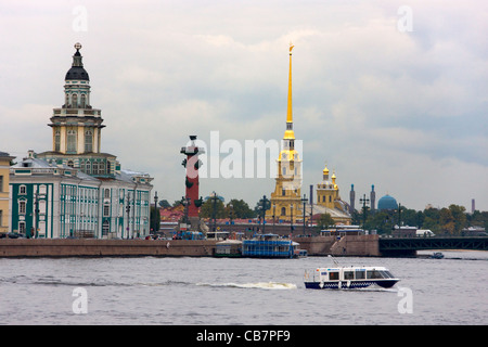 St. Peter und Paul Cathedral, Rostral Spalte und St.Petersburg State University von Newa, Sankt Petersburg, Russland Stockfoto