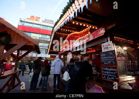 Weihnachtsschmuck und traditionellen Weihnachtsmarkt am Kaiser-Wilhelm-Platz in Berlin Deutschland. Foto: Jeff Gilbert Stockfoto