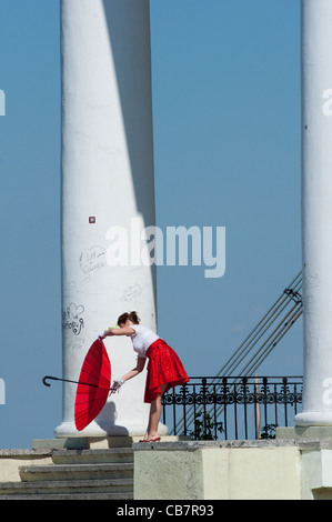 Eine Frau mit roten Regenschirm gesehen in Odessa, Ukraine. Stockfoto