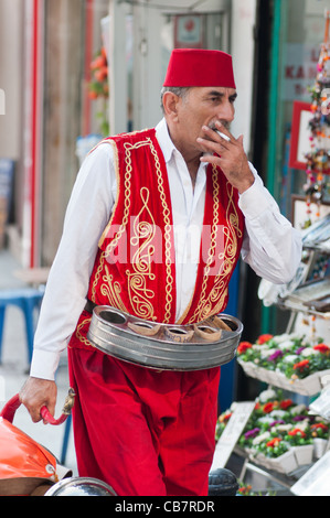 Tee-Verkäufer eine Pause in Istanbul, Türkei. Stockfoto