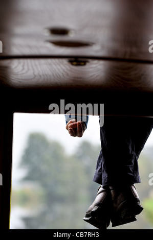 Spaß unhöfliche Geste von sitzenden auf Kabine des Kanalboot Reisen auf dem Leeds-Liverpool Kanal, Yorkshire, Großbritannien. Stockfoto