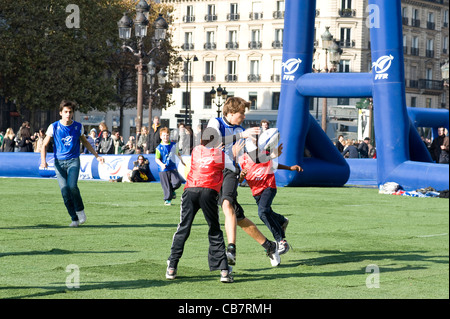 Paris, Frankreich - Teens spielen Rugby im Hotel De Ville Stockfoto