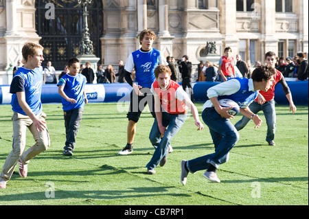 Paris, Frankreich - Teens spielen Rugby im Hotel De Ville Stockfoto