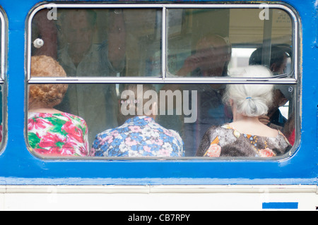 Drei Frauen in einem Bus in Jalta, Ukraine. Stockfoto