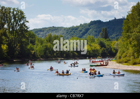 Kanufahren auf der Dordogne, Dordogne, Frankreich im Sommer Stockfoto