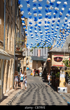 Girlande hängend oberhalb einer kleinen Straße in Montignac, Dordogne, Frankreich Stockfoto