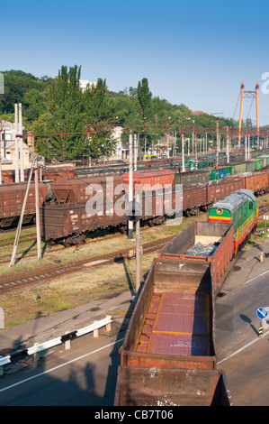 Güterzüge in der Stadt Odessa, Ukraine. Stockfoto