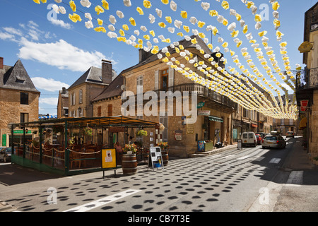 Hauptstraße in Montignac, Dordogne, Frankreich mit ziemlich Ammer Stockfoto