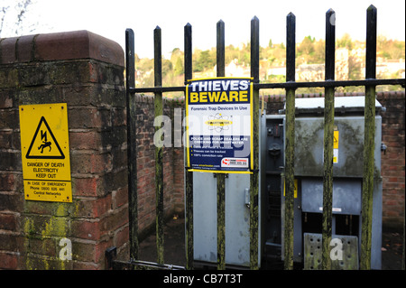 Gefahr und Smartwater Warnungen, Zeichen für Metall Diebe am Strom sub Station uk Stockfoto