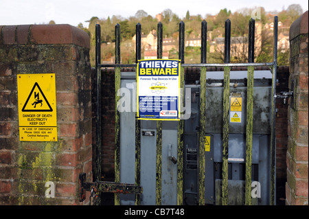 Gefahr und Smartwater Warnungen, Zeichen für Metall Diebe am Strom sub Station uk Stockfoto