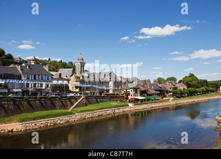 Montignac an den Ufern des Flusses Vézère in Dordogne, Aquitaine, Frankreich, Europa - mit Girlanden Stockfoto