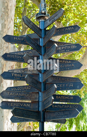 Straßenschild weist uns den Weg zu vielen Destinationen. Odessa. Ukraine Stockfoto