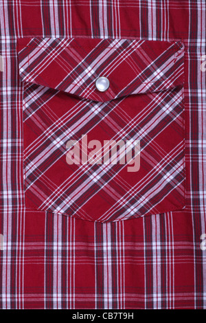 Tasche auf Shirt in rot Schach Stockfoto