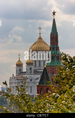 Himmelfahrts-Kathedrale und Spasskaja-Turm im Kreml, Moskau, Russland Stockfoto