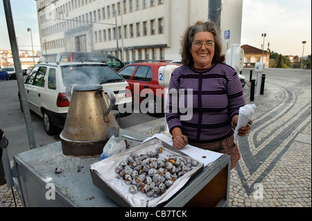 Traditionelle Straße Verkäufer geröstete Kastanien in Portugal zu verkaufen Stockfoto