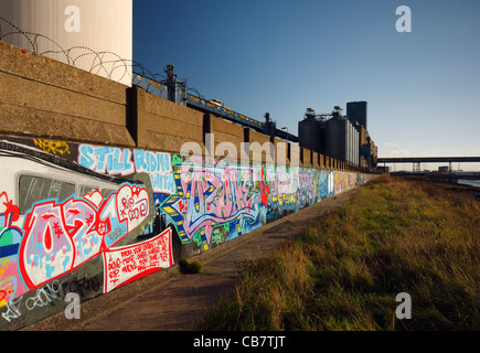 Straßenkunst gewidmet zwei Graffiti-Künstler, Ozon und Wize, die im Jahr 2006 von einem Zug getötet. Stockfoto