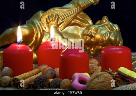 Adventskranz mit zwei brennenden Kerzen und ein goldener Engel im Hintergrund Stockfoto