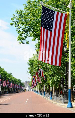 Stars & Stripes American Flag & Union Flagge des Vereinigten Königreichs fliegen von fahnenmasten in der Mall London für den Besuch von US-Präsident England Großbritannien Stockfoto